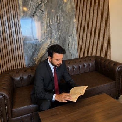 Av. İdris Dağkesen kitap okurken